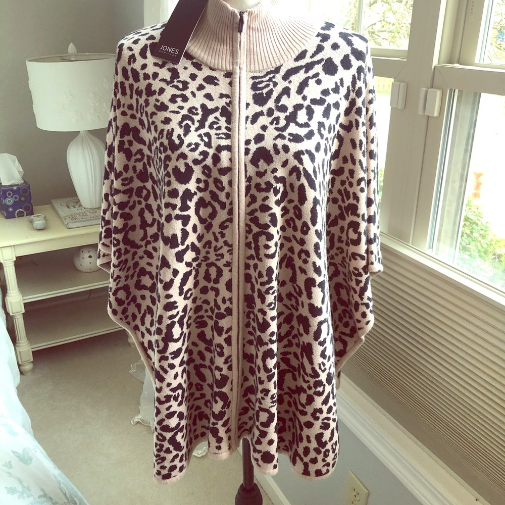 SALE....JONES OF NEW YORK animal print cape🌻🌻🌻